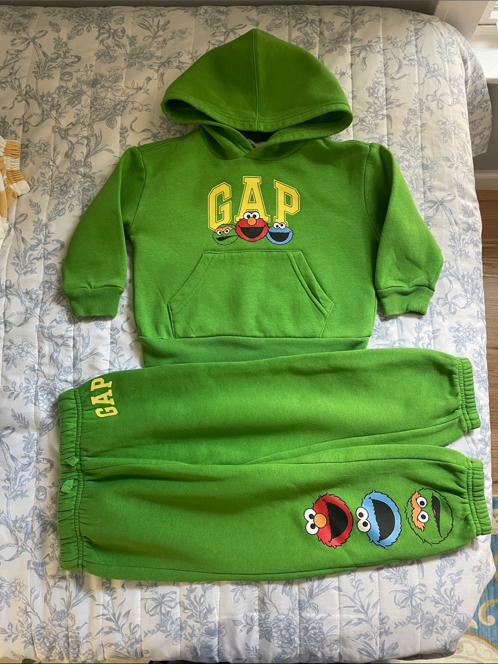 GAP Bright Green Sesame Street Hoodie and Sweatpants Set 2-3T